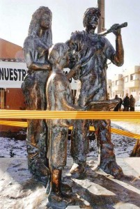 Escultura-25-aniversario-UAGA-La-Puebla-de-Alfinden
