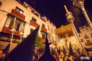 El público lanza pétalos de rosa al paso de la Macarena