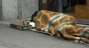 Mendigo durmiendo en las calles de Madrid