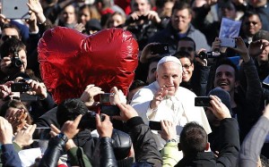 EL PAPA FRANCISCO PIDE A LOS ENAMORADOS QUE SU BODA SEA "SOBRIA Y NO MUNDANA"