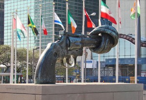 Escultura-de-gran-simbolismo-en-la-sede-de-la-ONU-en-Nueva-York--creada-en-1980-por-el-artista-sueco-Carl-Frederik-Reuterward-