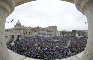 TIC_Basilica_san_Pietro_piazza_FOLLA_5