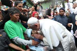 EL PAPA VISITA UNA FAVELA Y PIDE A LOS JÓVENES LUCHAR CONTRA LA CORRUPCIÓN