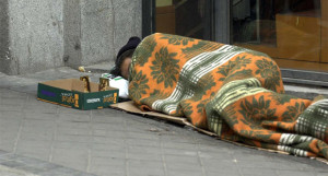 Mendigo durmiendo en las calles de Madrid