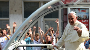 papa-francisco-durante-recorrido-con-papamovil-por-las-calles-sarajevo-1433606347520