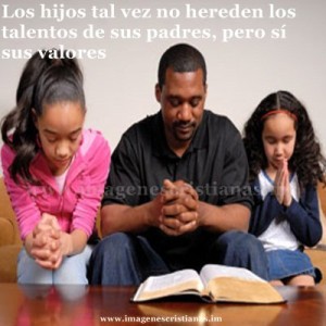 Padre-e-hijos-orando