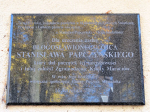 800px-201012_Plaque_commemorating_Stanislaus'_Papczyński_in_Puszcza_Mariańska_-_01