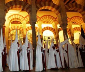 Mezquita-de-Cordoba-con-penitentes