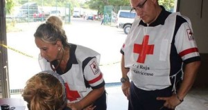 Sanitarios-de-la-Cruz-Roja-costarricense-atienden-a-una-cubana-_ab-620x330