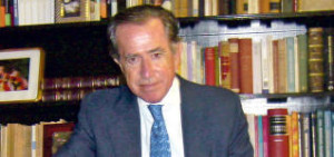 El doctor Enrique Rojas en su despacho de Madrid.