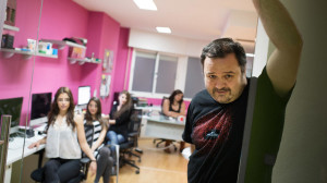 Torbe, junto a algunas de las chicas que trabajan en Villacerda. (Pablo López)