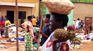 market_woman_pineapple