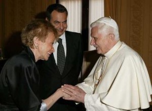 benedicto_xvi_saluda_fernandez_vega_presencia_rodriguez_zapatero