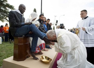 el-papa-francisco-lava-y-besa-los-pies-a-refugiados