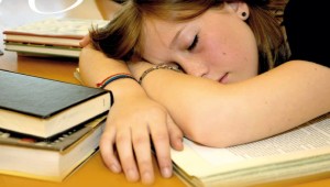 nina-dormioda-en-clase