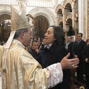 Rosa-Aguilar-en-la-mezquita-con-el-obispo-de-Cordoba